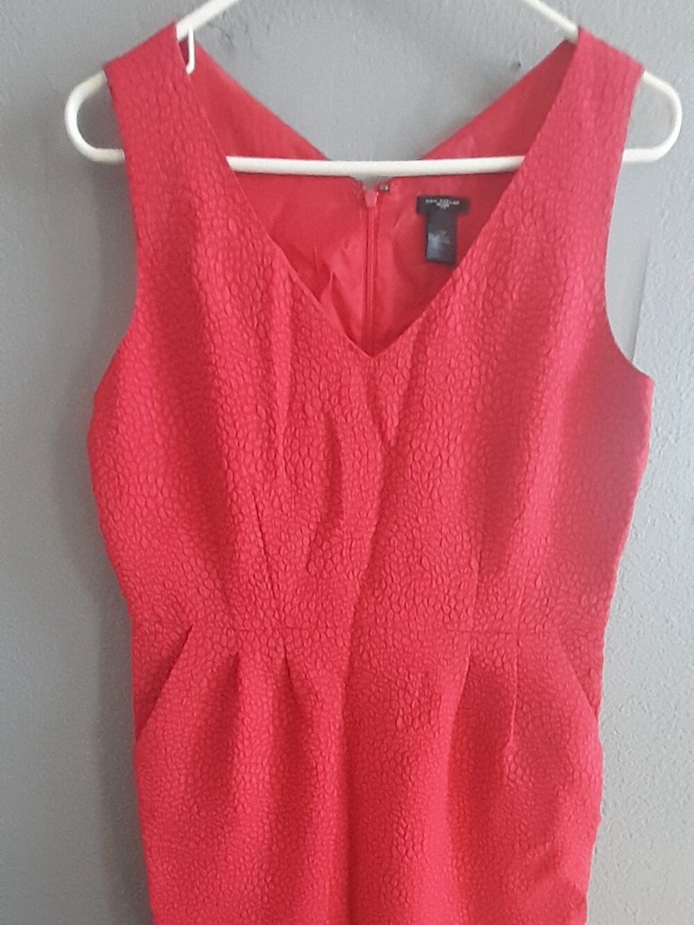 Ann Taylor red sleevelss V-neck sheath dress w/pebbled texture and pockets
